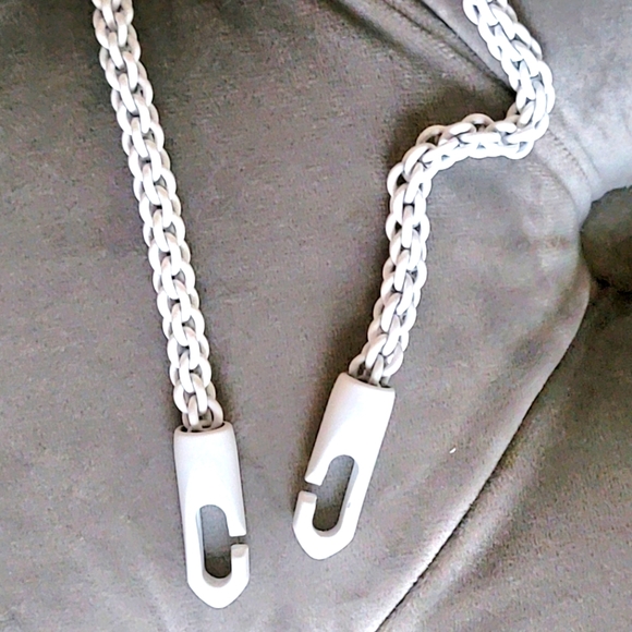 NWOB. VALENTINO GARAVANI quilted pink Spike Shoulder Bag w/ white studs - Picture 4 of 16